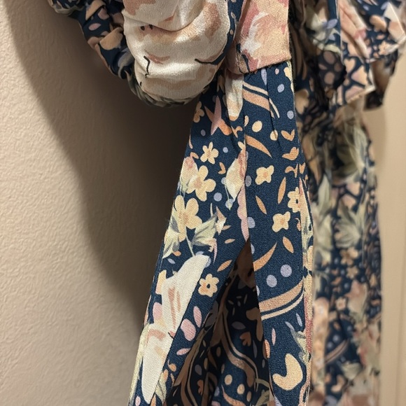 Yumi Kim Navy and Peach Floral jumpsuit - size large - puff sleeve - open back - Picture 5 of 10